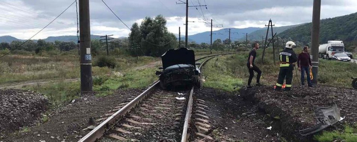 На Закарпатті автомобіль застряг на колії