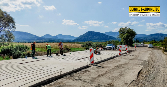 «Велике будівництво»: в смт Вишково відновлюють дорогу територіального значення