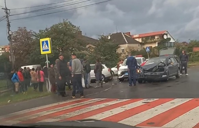 ДТП в Мукачеві: автівка зіткнулася з підводою
