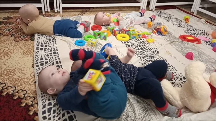 Четвірні на Закарпатті виповнився рік. Як проходить день у їхній родині