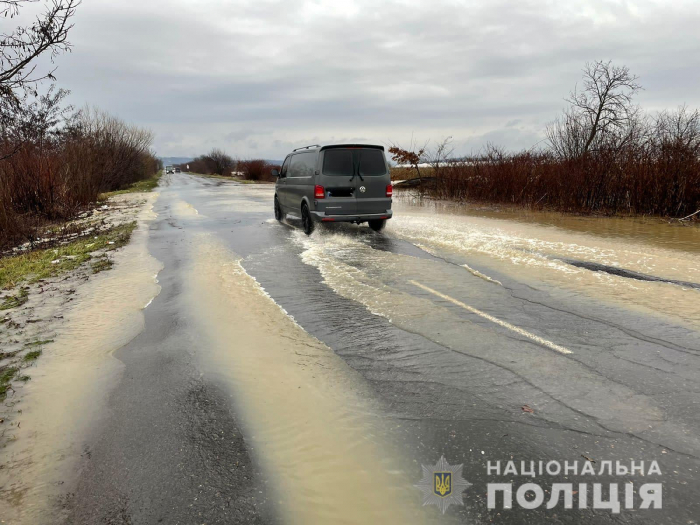 Закарпатські поліцейські продовжують посилену роботу на підтоплених ділянках доріг області