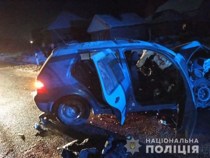 На Берегівщині п'яний водій врізався в авто на узбіччі, пасажир – у реанімації (ФОТО)