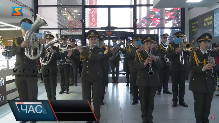 Святковий концерт: У Мукачеві святкову атмосферу творили військові 128 бригади (ВІДЕО)