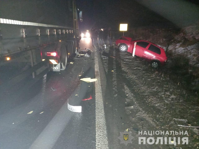 Зіткнення легковика з вантажівкою на Мукачівщині: травмувалися двоє людей (ФОТО)