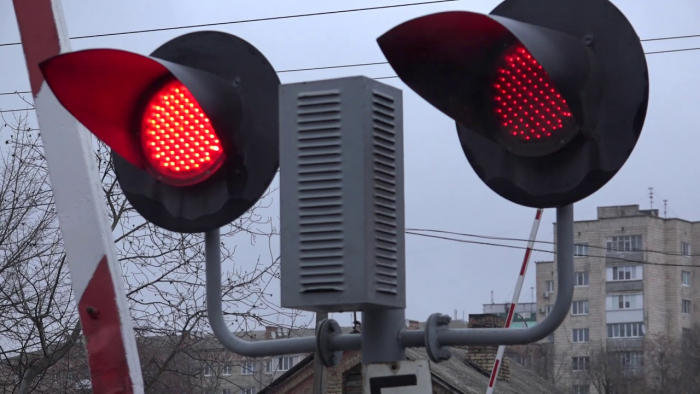 Закарпатські патрульні оштрафували водія, що виїхав на залізничний переїзд на червоний сигнал світлофора (ВІДЕО)