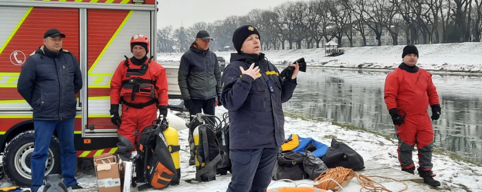 На Закарпатті рятувальники провели майстерклас із занурювання в ополонку