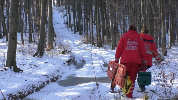 П’ять годин на виклик через ями на дорогах. Як працює швидка у гірських селах Закарпаття