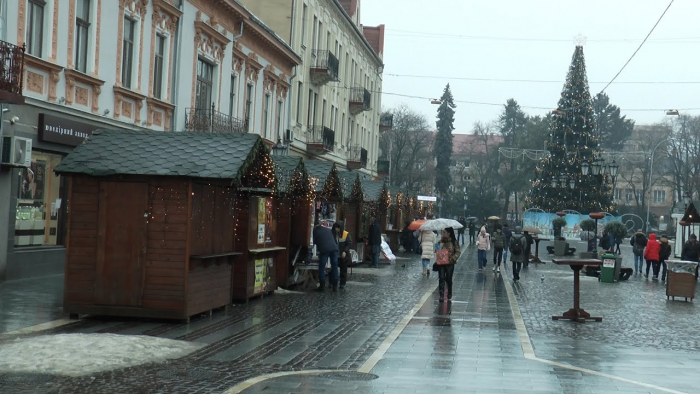 З ялинкою та різдвяним ярмарком: Ужгород по-європейськи зустрічає свята