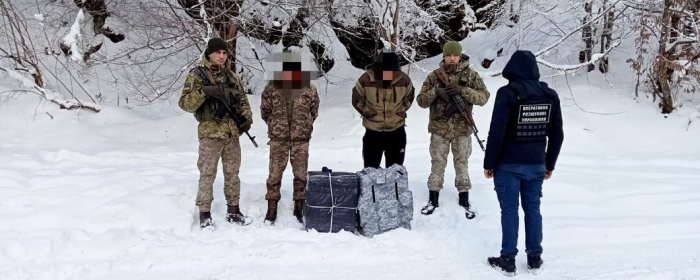 Двох чоловіків із пакунками сигарет затримали прикордонники у горах на Закарпатті
