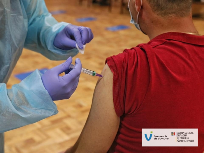 Закарпаття: Найбільше бустерних щеплень в області виконали особам 60-69 років