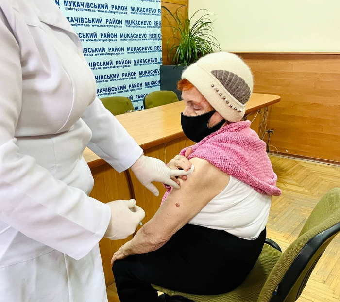 92-річна закарпатка отримала бустерну дозу вакцини проти COVID-19
