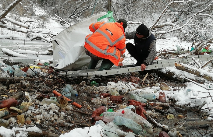 Під час прибирання Боржави від сміття, у одній з пляшок знайшли цікаву записку (ФОТО, ВІДЕО)