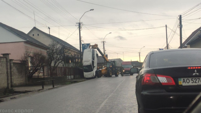 ДТП у Виноградові: водій уникав зіткнення з іншим автомобілем та перекинув авто на дах (ФОТО, ВІДЕО)