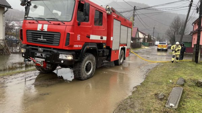 Ситуація з підтопленням стабілізувалася: на Закарпатті продовжують усувати наслідки негоди