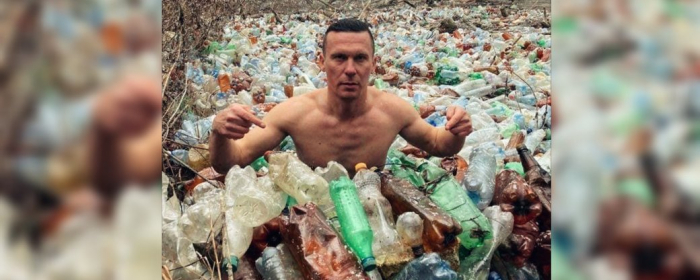 У річці із сміттям. Закарпатський екоактивіст зробив фото, щоб показати проблему забрудненості