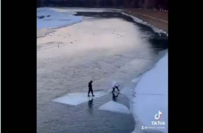 В Ужгороді двоє хлопців вирішили поплавати на крижині: один з них впав у воду