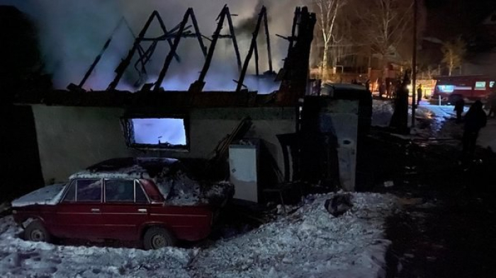 Мотоцикл, мотоблок та автомобіль: на Закарпатті згорів гараж з технікою