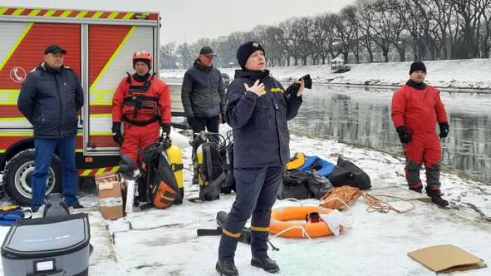 Майстерклас із занурювання в ополонку провели рятувальники Закарпаття (ВІДЕО)