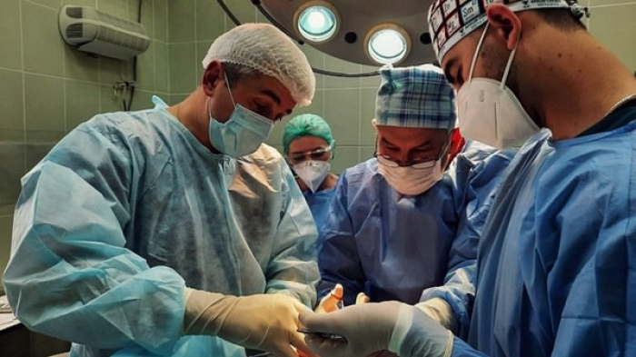 В Закарпатській обласній лікарні 16-річному хлопцю врятували відрізані пилою пальці руки (ФОТО 18+)