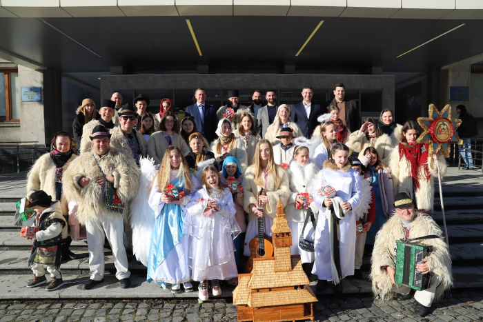 В Ужгородській міськраді сьогодні приймали колядників