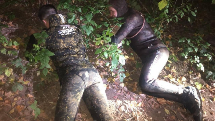 Двох чоловіків у водолазних костюмах затримали на Закарпатті біля кордону з Угорщиною