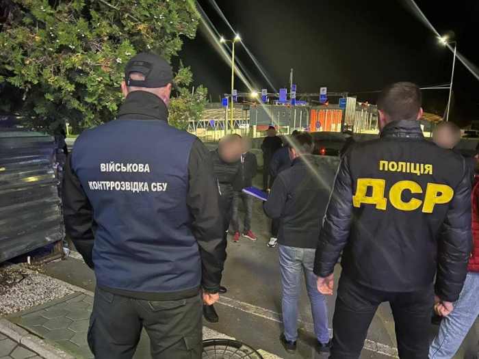 На Закарпатті затримали групу зловмисників, які за 8000 $ переправляли через держкордон чоловіків призовного віку