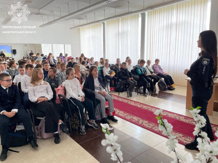 Закарпатські патрульні спільно із рятувальниками провели лекцію про вибухонебезпечні предмети