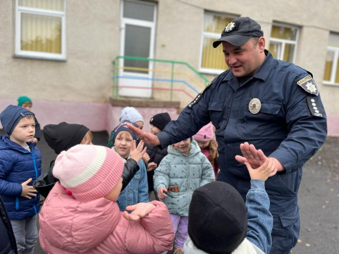 Закарпатські поліцейські навчали дошкільнят правил дорожнього руху