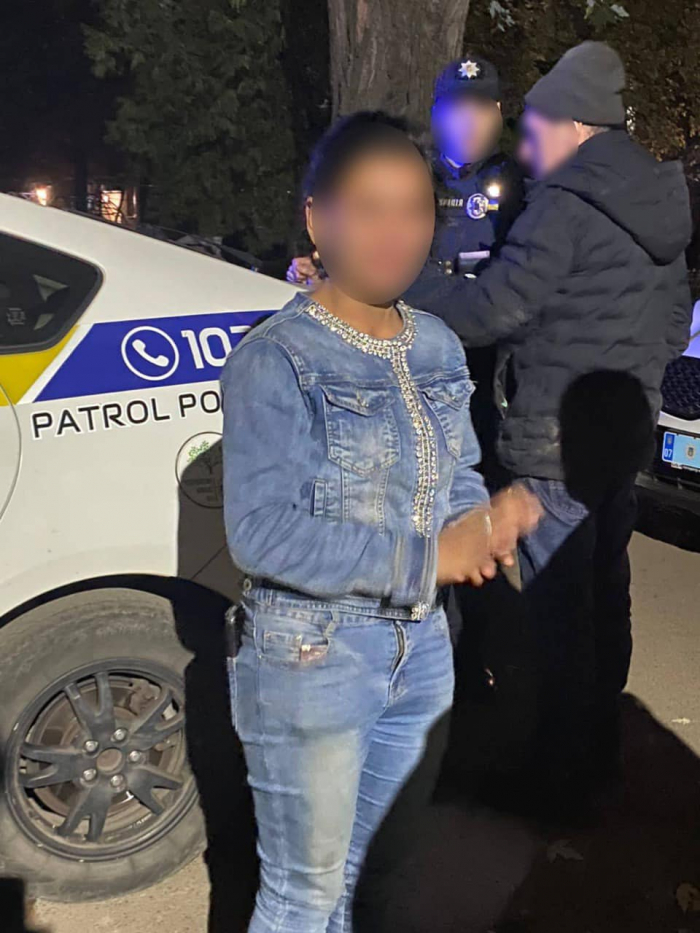 В Ужгороді поліція затримала зловмисницю, яка обікрала чоловіка на зупинці громадського транспорту