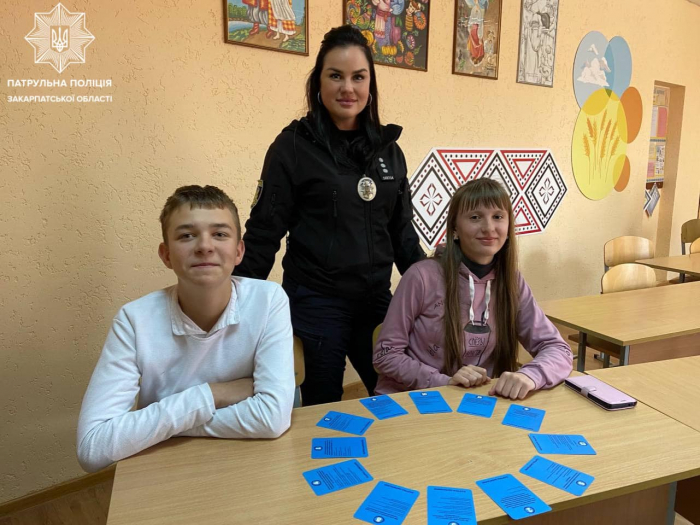 Закарпатські патрульні поспілкувалися про булінг зі старшокласниками