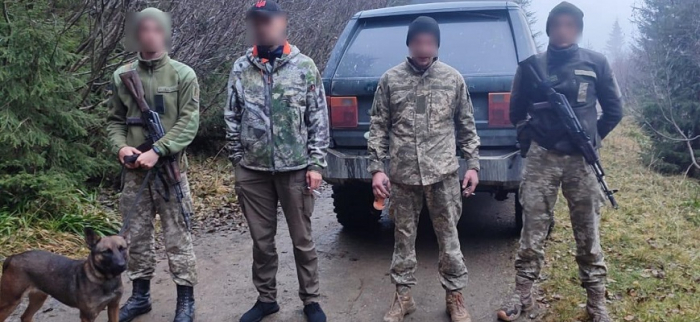 Назвалися туристами: на Закарпатті затримали цигаркових контрабандистів (ФОТО)
