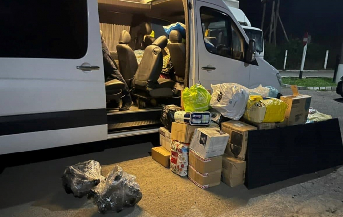 На Закарпатті водій спробував провезти через кордон у подвійній стінці буса запчастини до автівок (ФОТО)