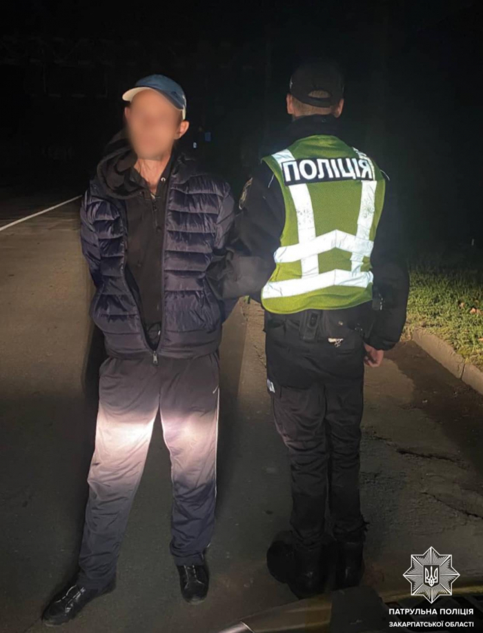 Уночі закарпатські патрульні двічі виявили у громадян речовини, схожі на наркотичні