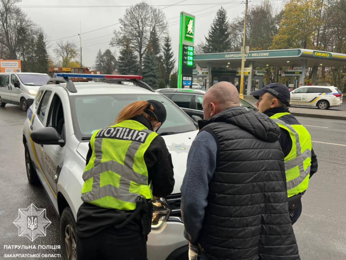 На Закарпатті патрульні притягнули до відповідальності нетверезого водія, який вчинив ДТП і зник з місця події
