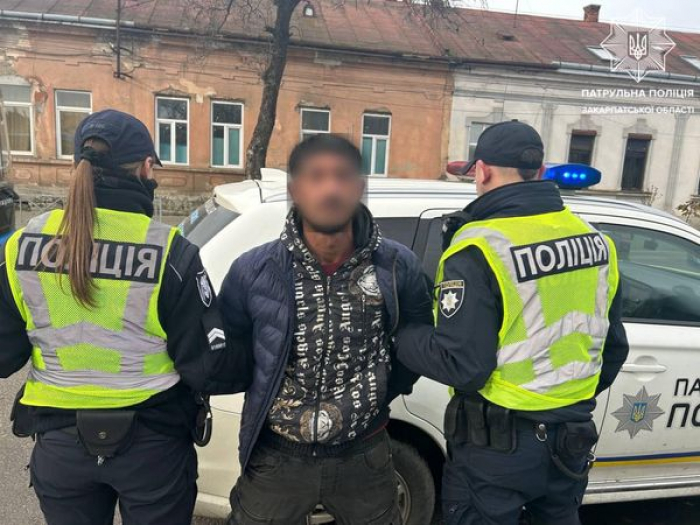 Закарпатські патрульні затримали нетверезого чоловіка, який мав намір викрасти чуже авто