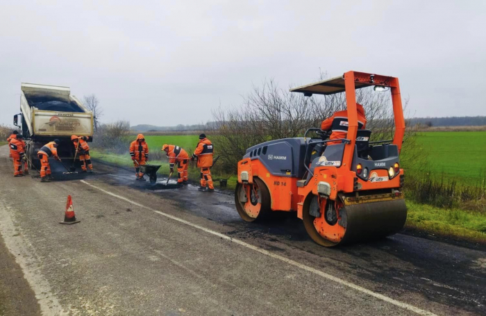 На Закарпатті на одній із трас ліквідовують ямковість на дорозі