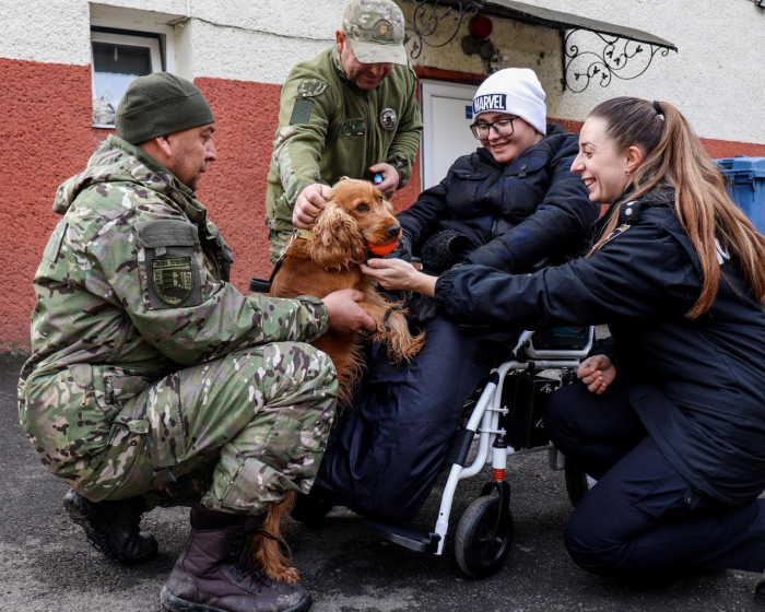 Ужгородські поліцейські вручили подяку Михайлові Йоличу, який власноруч виготовляє флікери