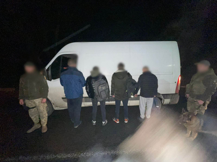 На Закарпатті прикордонники затримали переправника з "клієнтами"