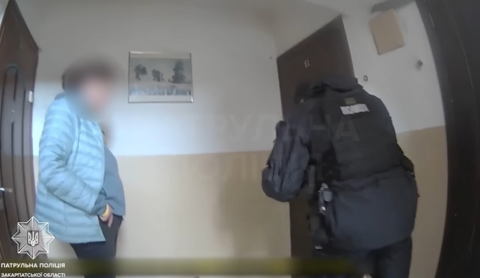 В Ужгороді поліцейські ламали замок у квартирі, аби допомогти жінці (ВІДЕО)