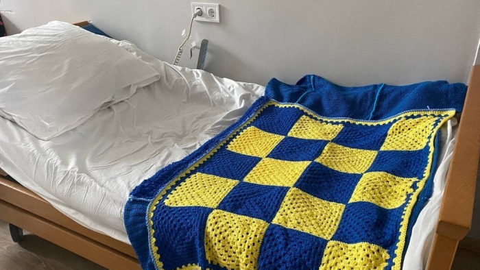 У мукачівську лікарню передали ковдри, які власноруч сплели іспанці