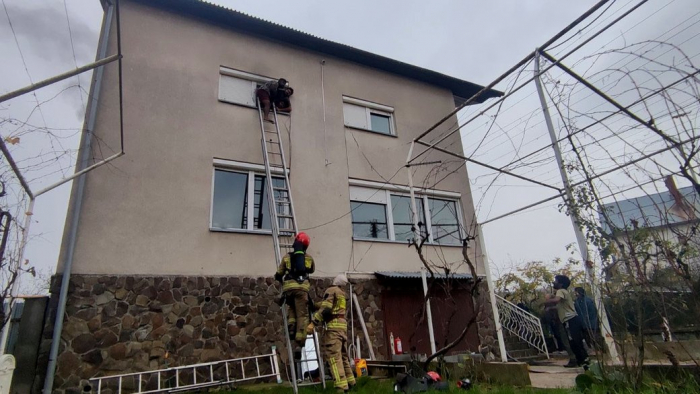 На Ужгородщині сталася пожежа в триповерховому будинку (ФОТО)