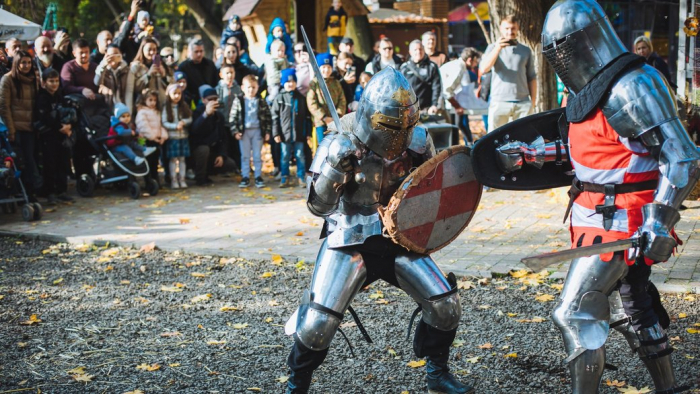 Середньовічні лицарські бої: в Ужгороді пройшов ярмарок "На Самайн"