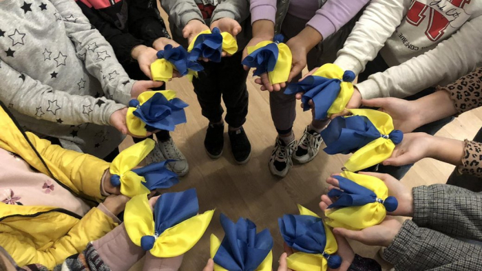 Закарпатські вихованці центру туризму виготовили янголів-охоронців для військових ЗСУ