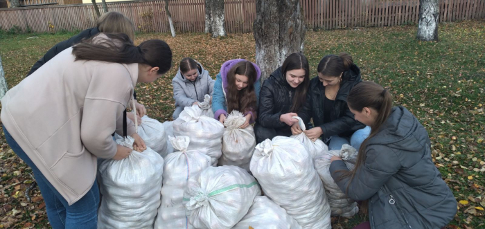 На Закарпатті школярі зібрали для ведмедів з реабілітаційного центру понад 20 мішків яблук (ФОТО)