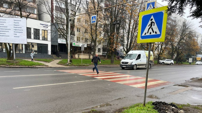 Світловідбивачі для пішохідних переходів встановили в Ужгороді. Як на це реагують жителі міста