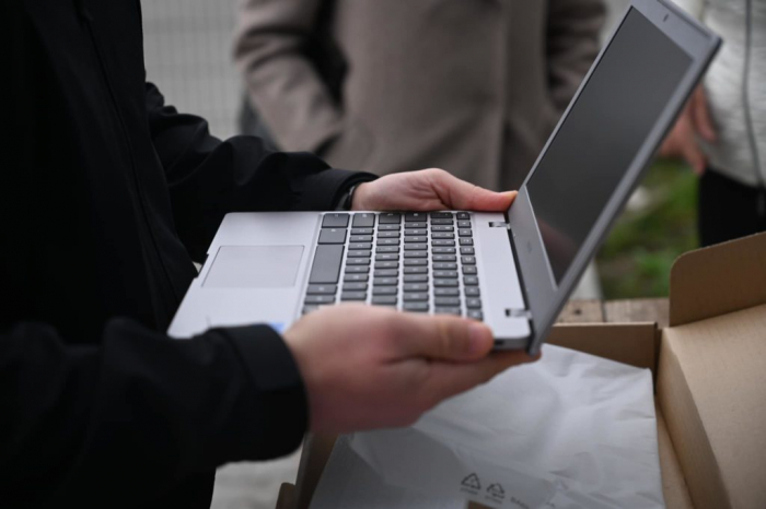 Закарпатські вчителі почали отримувати понад 1120 хромбуків від Google та ЮНЕСКО