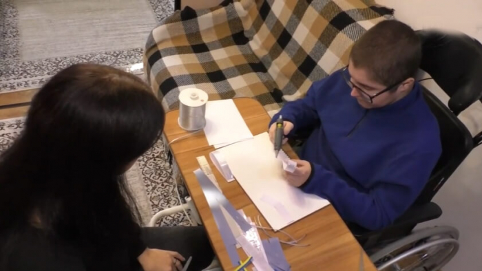 “Засвітись у темряві”. Ужгородець Михайло Йолич виготовляє світловідбивачі і частину коштів віддає на ЗСУ