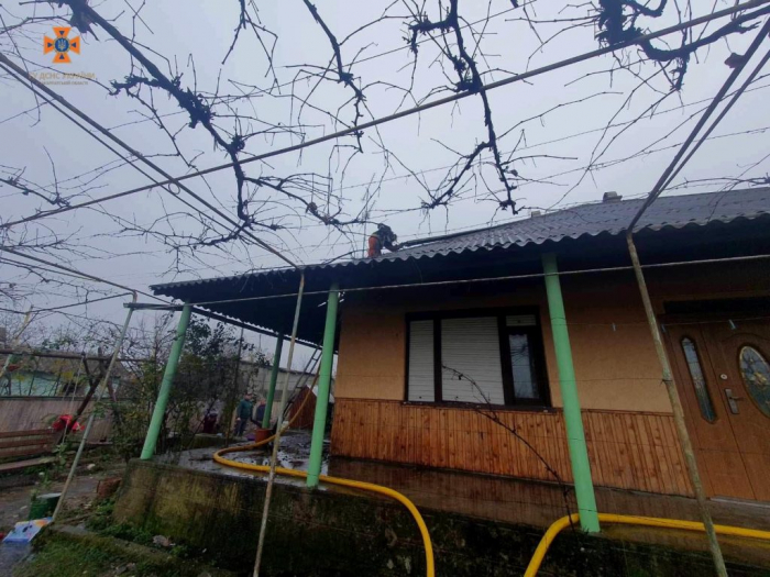 На Закарпатті вогнеборці врятували житловий будинок від знищення