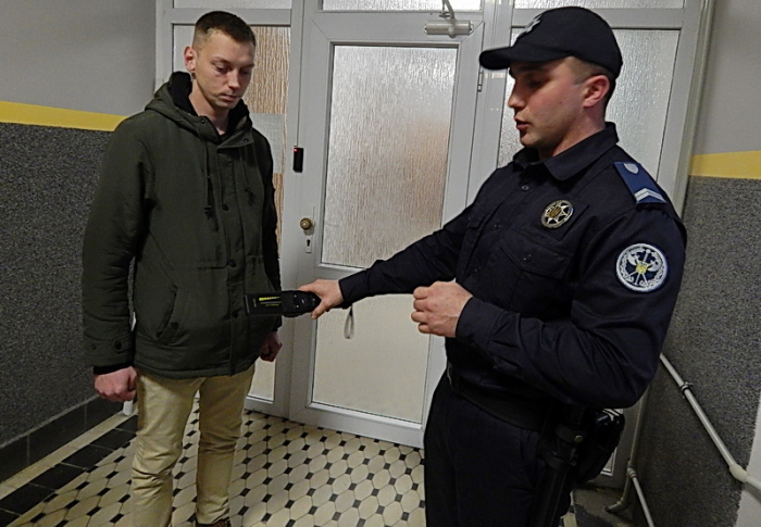 Вогнепальна зброя, гранати, кастети – з чим закарпатські громадяни приходять до суду?