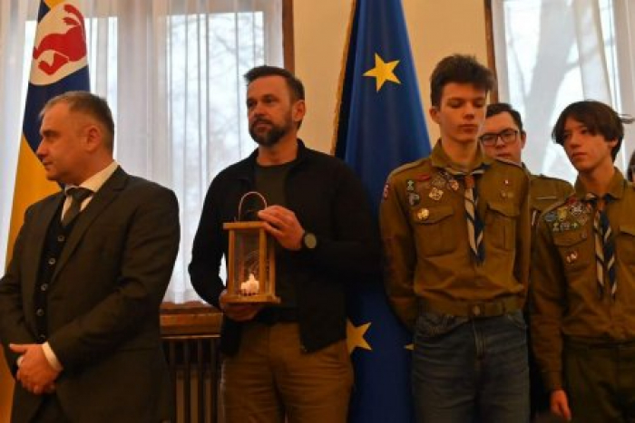 Напередодні новорічно-різдвяних свят на Закарпаття прибув Вифлеємський вогонь миру